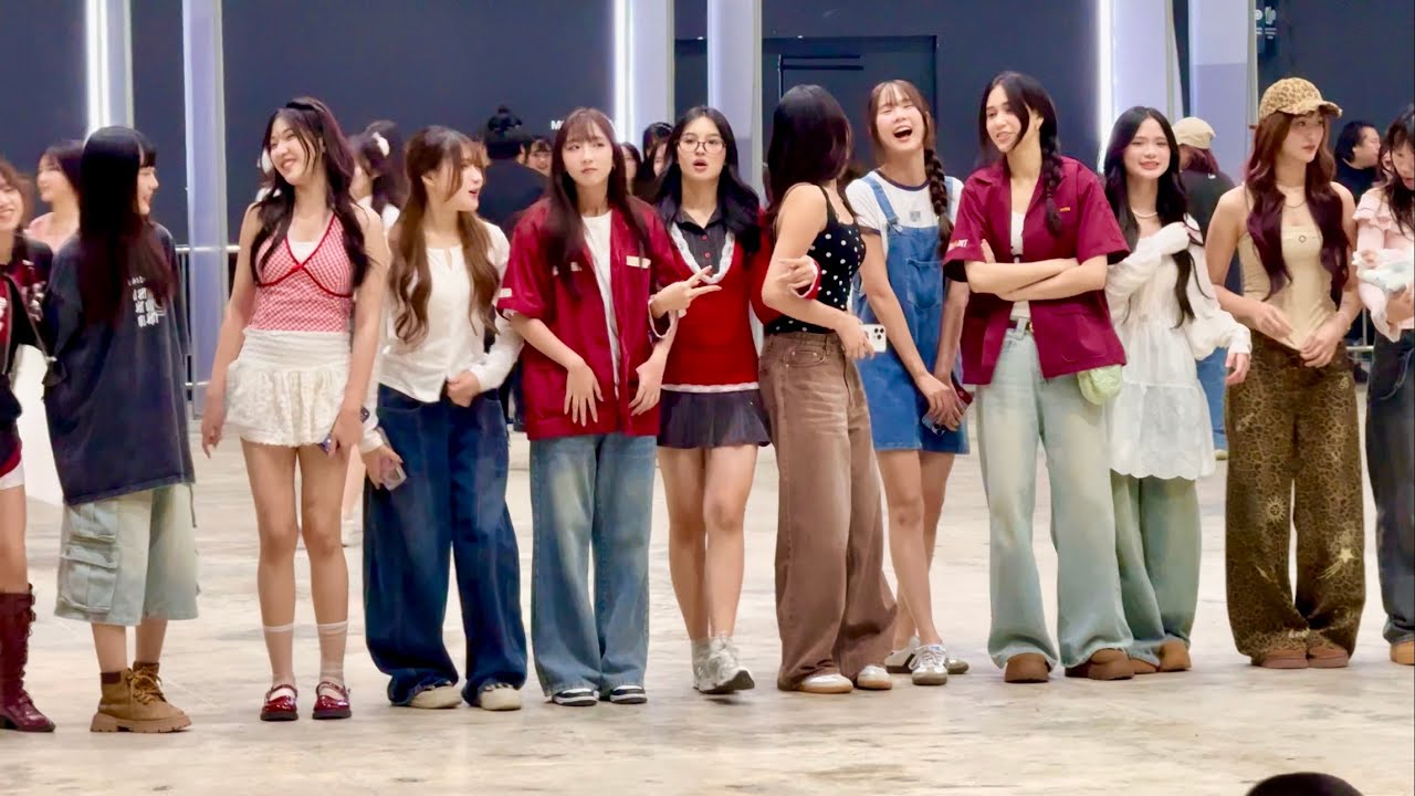สมาชิก BNK48 & CGM48 ขอบคุณแฟนคลับในงาน BNK48 19th Single “Colorcon Wink” Handshake Event วันที่ 2