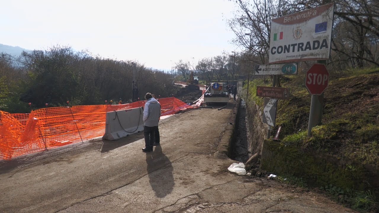 Una palizzata per arginare la frana, domani sopralluogo per la viabilità