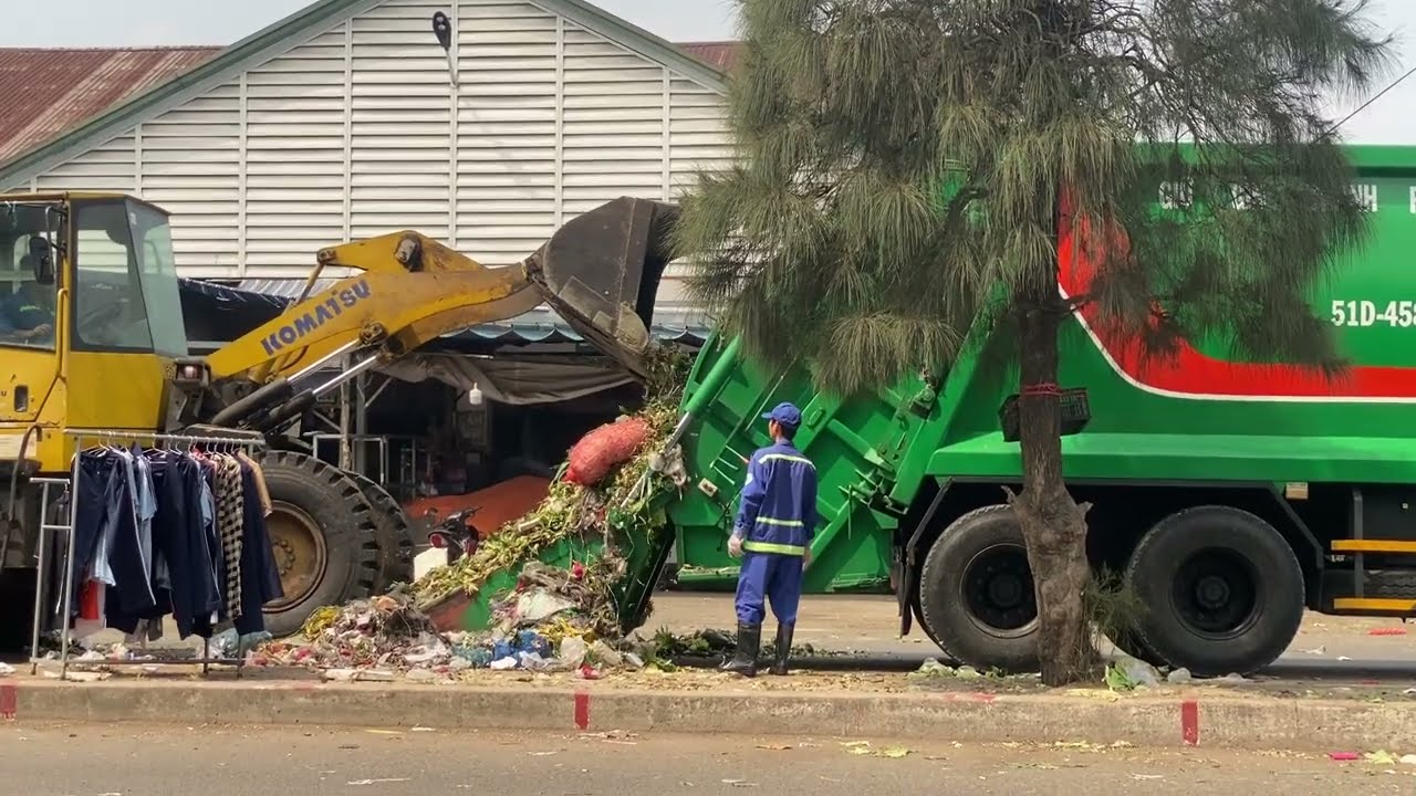 Cleaning up the giant pile of trash at the vegetable market #traditionalmarket   #cleaning