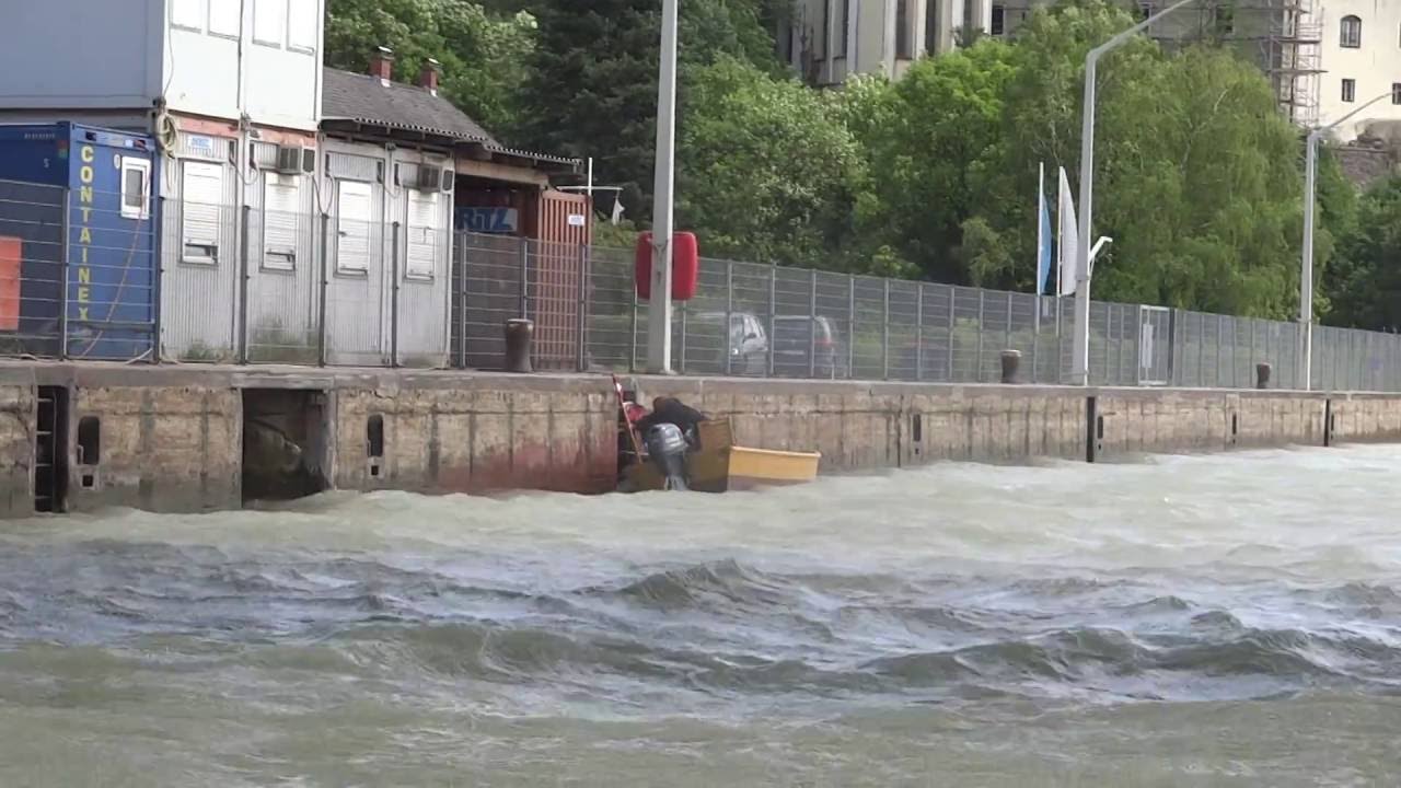 Praxisausbildung Schleusenfahrt , Befahren bei Starkwind mit der Motorbootschule Hell