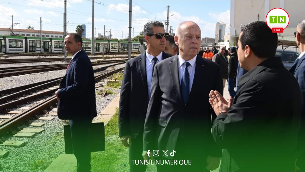 رئيس الجمهورية قيس سعيّد في زيارة غير معلنة إلى مستودع القطارات بجبل جلود ومحطة المترو الخفيف