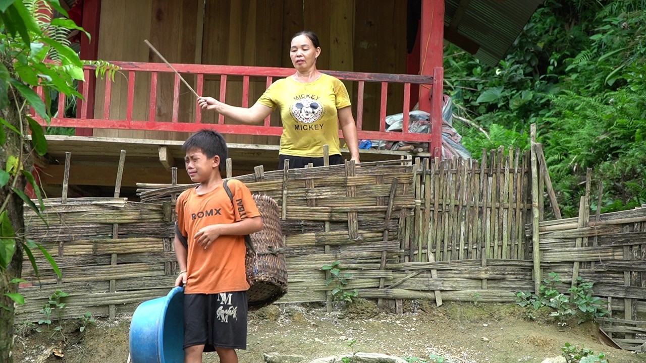 Boy burst into tears, caught many giant fish to sell to build a wooden house