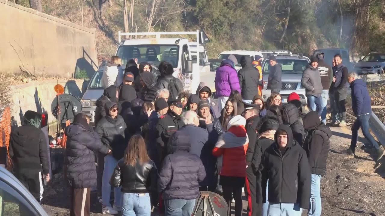 VERBICARO, PROTESTANO I CITTADINI PER LA FRANA SULLA SP 5
