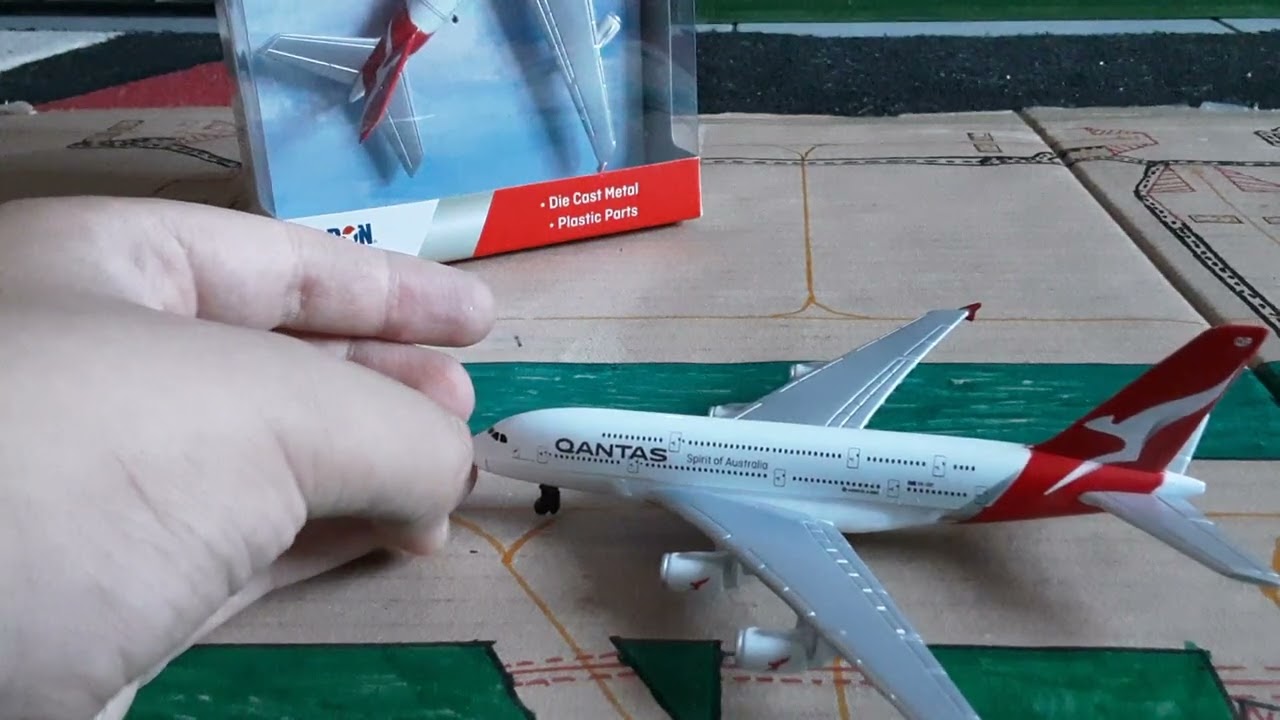 GUYS MY NEW A380 QANTAS DARON REALTOY PLANE UNBOXING!