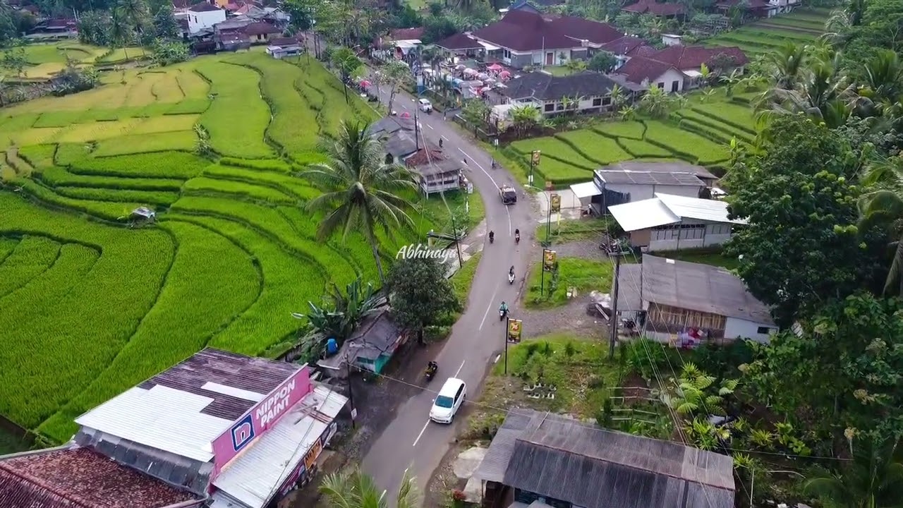 Ngabuburit di depan Kecamatan Bruno