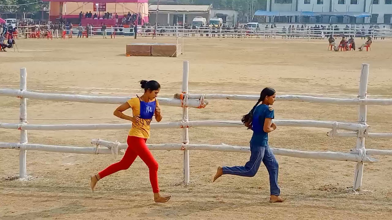 महिला अभ्यर्थी बिहार होमगार्ड दौड़ आर .एम.के ग्राउंड बांका में शारीरिक टेस्ट।
