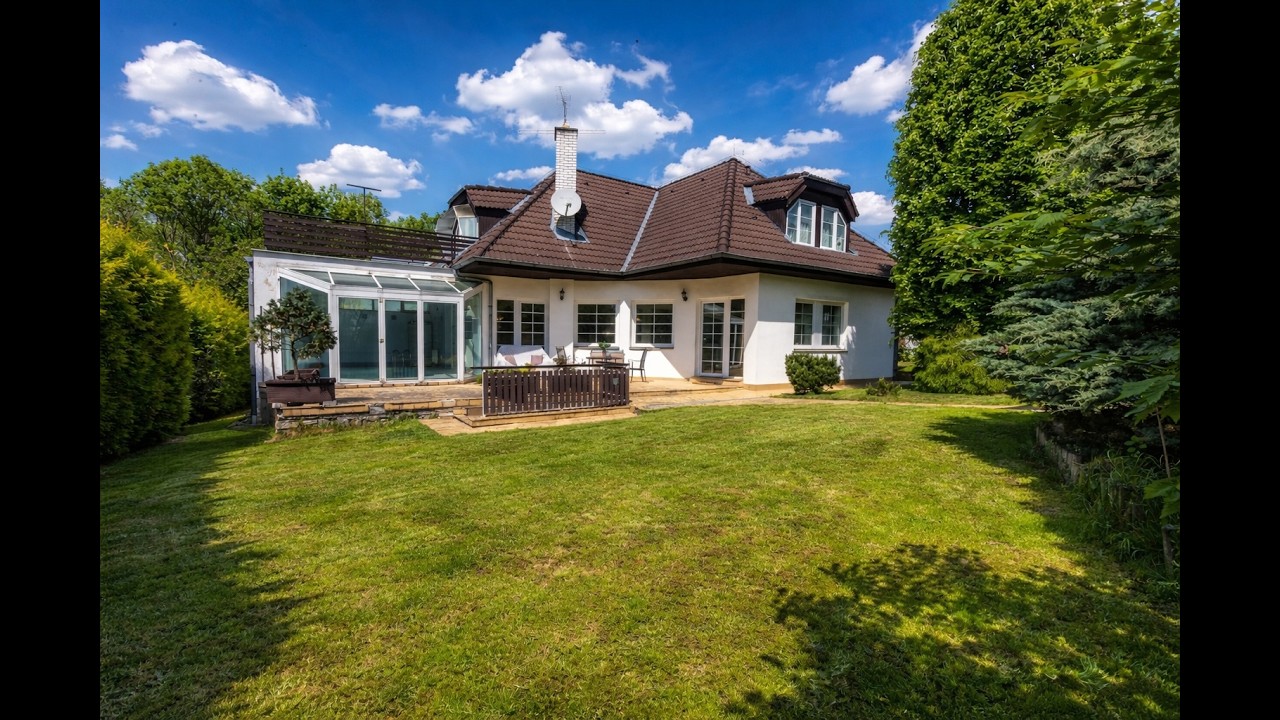 Zajímavá vila s dispozicí 6+kk, s pozemkem o celkové výměře 726 m2, Praha - Zbraslav.