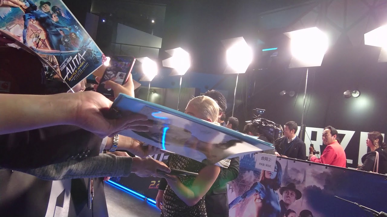 Rosa Salazar signing autographs at Alita Battle Angel
Japan premiere!! ローササラザール来日！アリータ レッドカーペット 2019