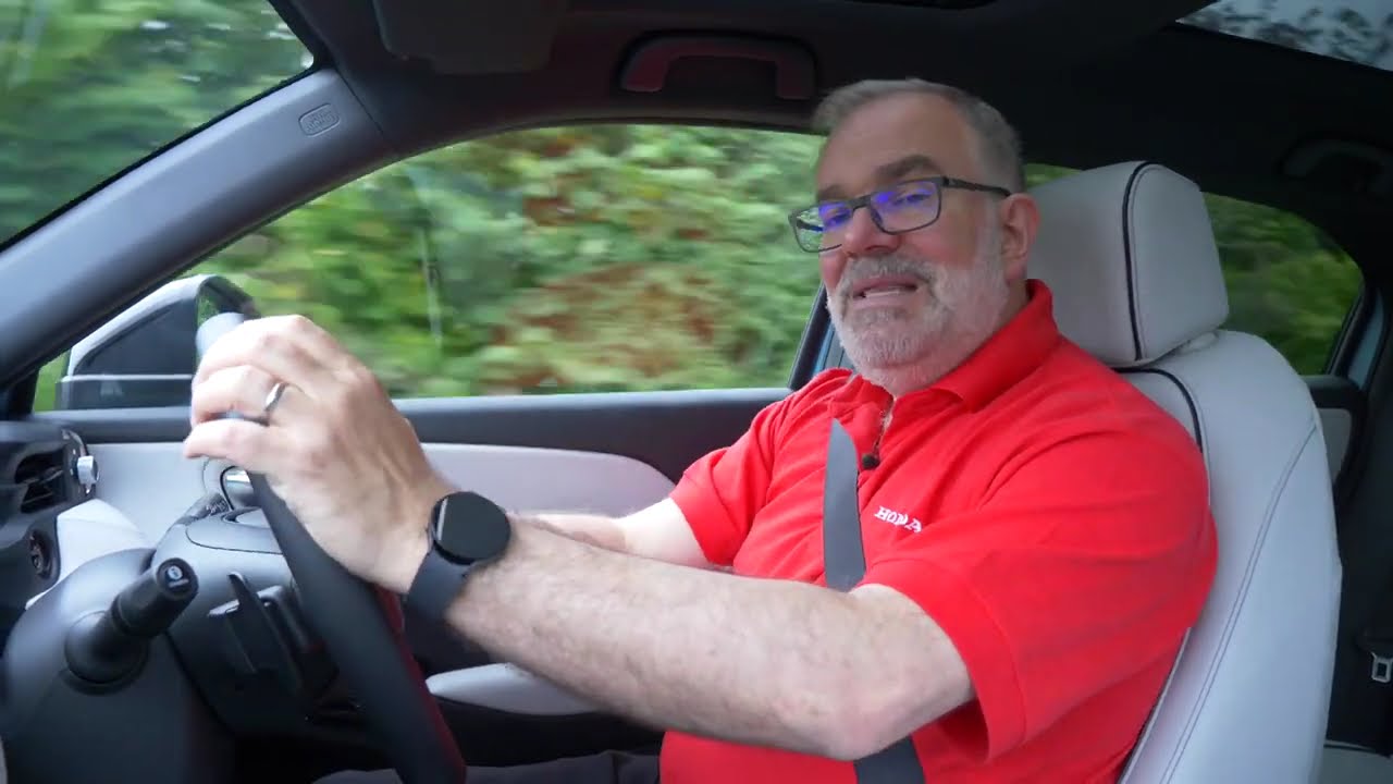 Видео тест-драйва Honda e:NY1: компактный полностью электрический внедорожник.