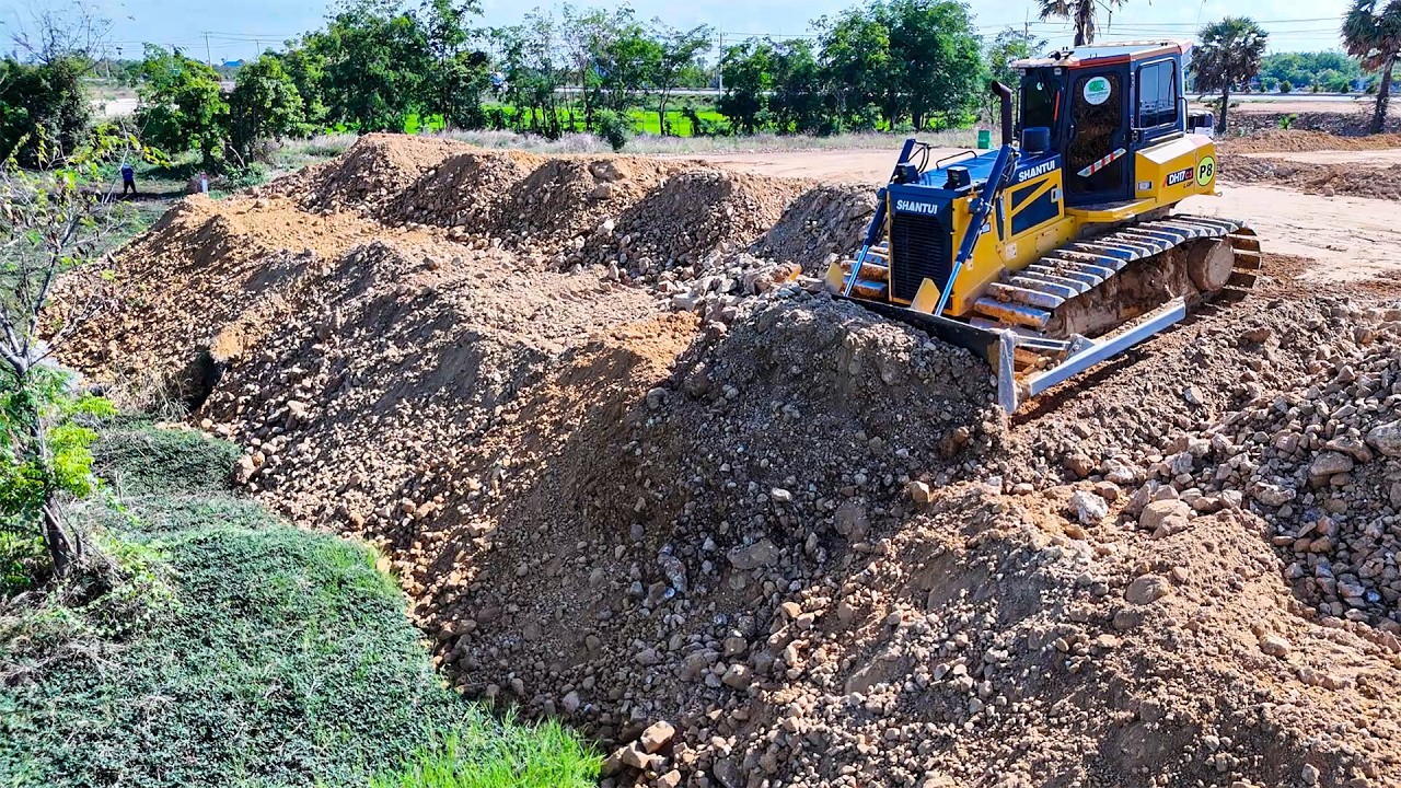 Goood video bulldozer pushing soil with dump trucks 