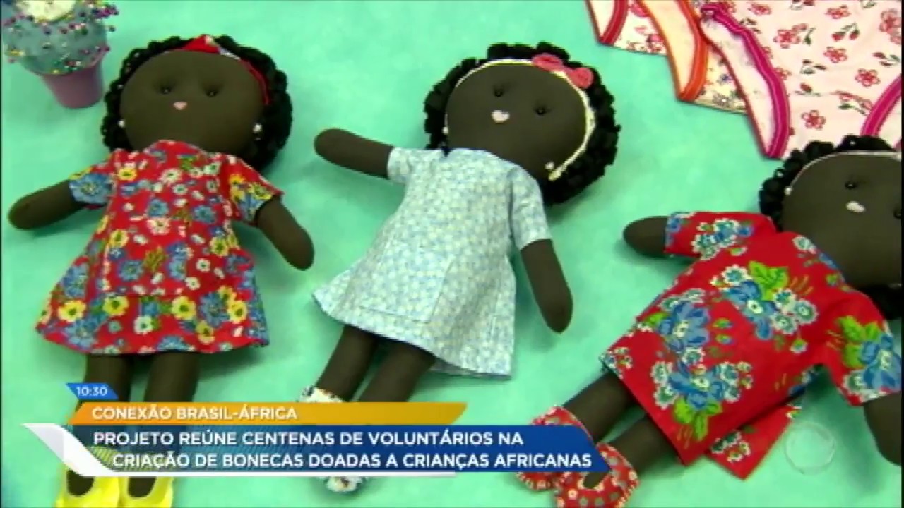 Voluntários criam bonecas de pano para resgatar a infância de crianças africanas