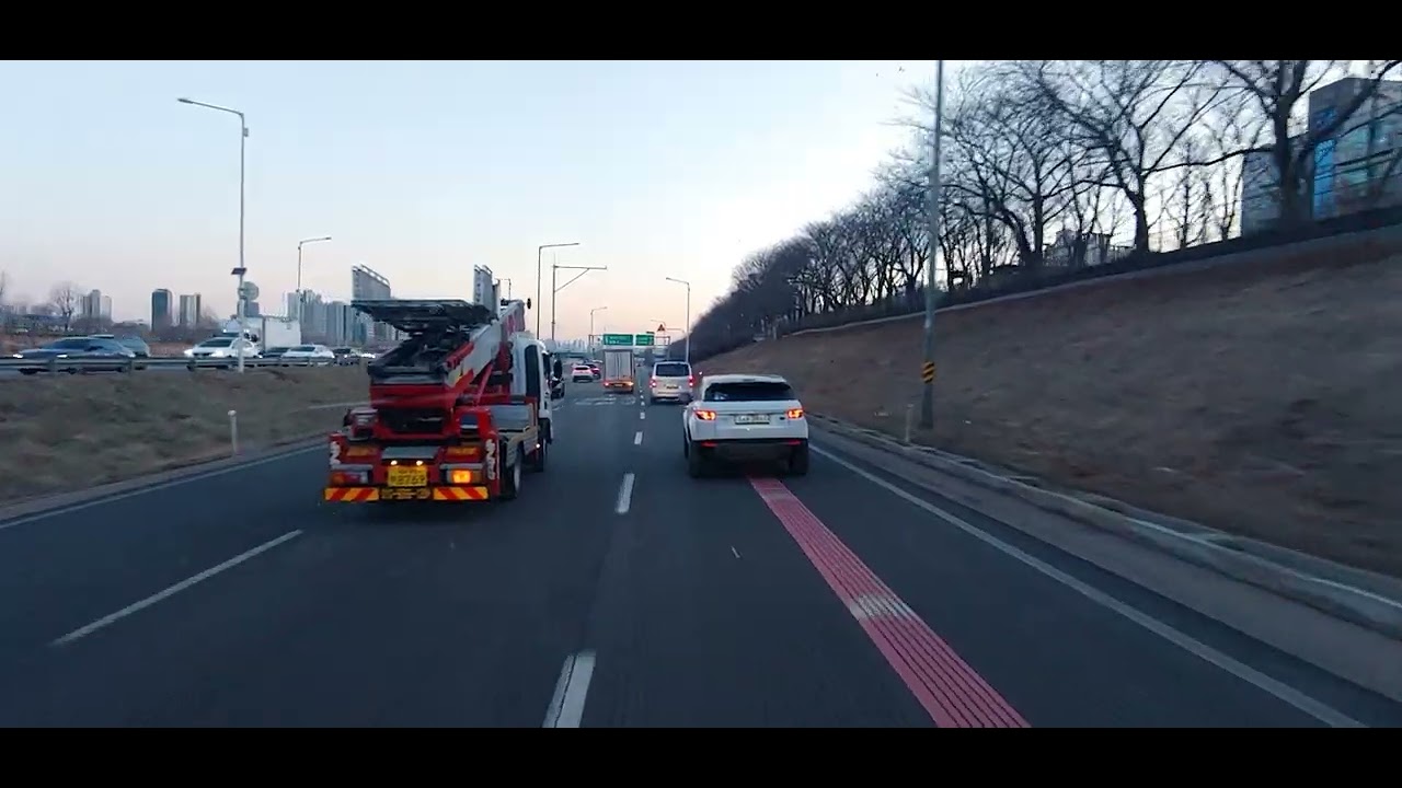 25.01.28 07:30 성수대교위에서 보는 동트는 풍경이 잠깐 스쳐감. 버스운전 
