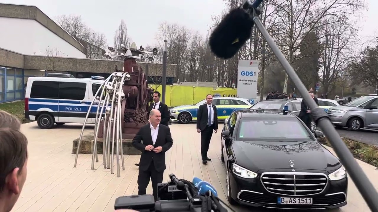 Ankunft Bundeskanzler Olaf Scholz an der Gottlieb-Daimler Schule am 4. März 2024