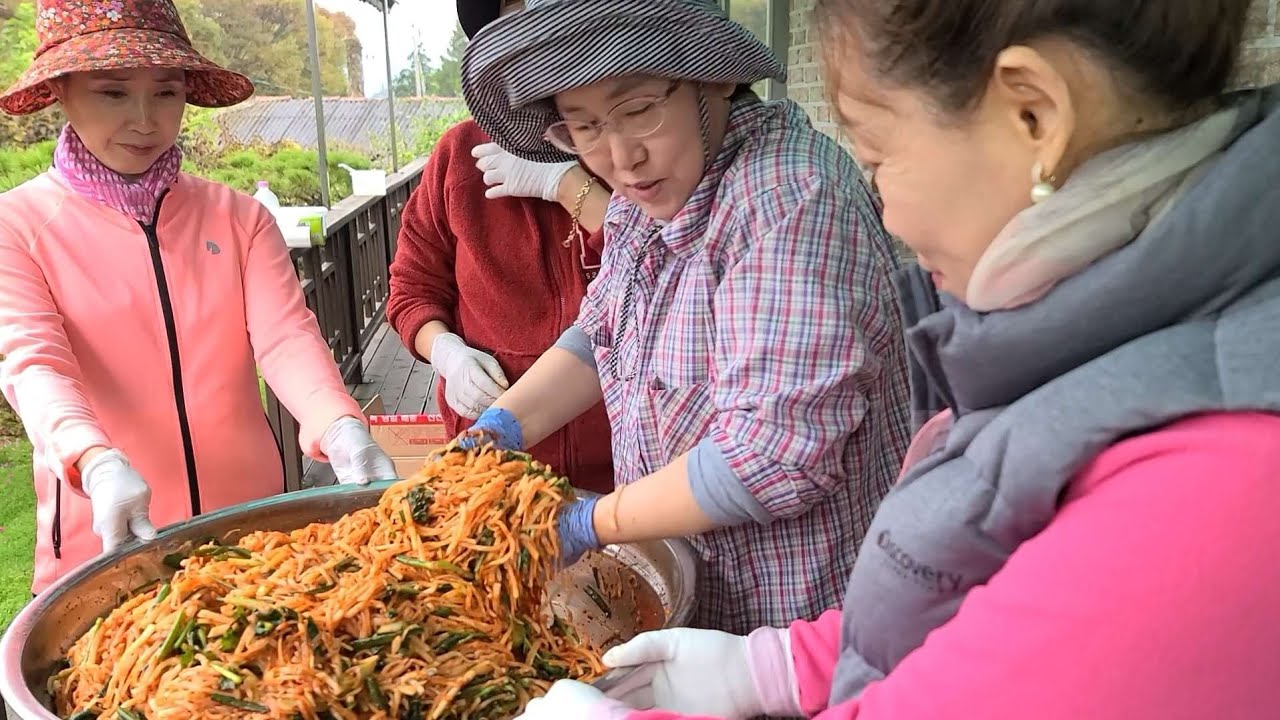 딸들 번개치듯 산골식 즉석 무우 생채김치 담그기