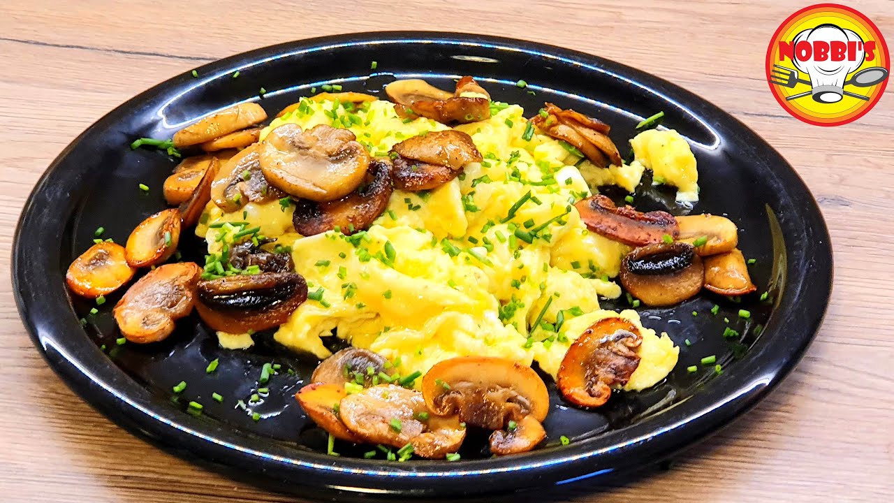 Perfektes R&uuml;hrei mit Champignons und Schnittlauch