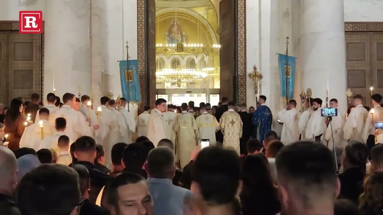 Vaskršnja svečanost je započela jutrenjem, posle kojeg je litija oko obišla hram Svetog Save