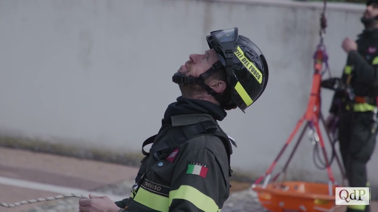 I Vigili del fuoco simulano un soccorso con autogrù per il settore dell’edilizia di oggi e di domani