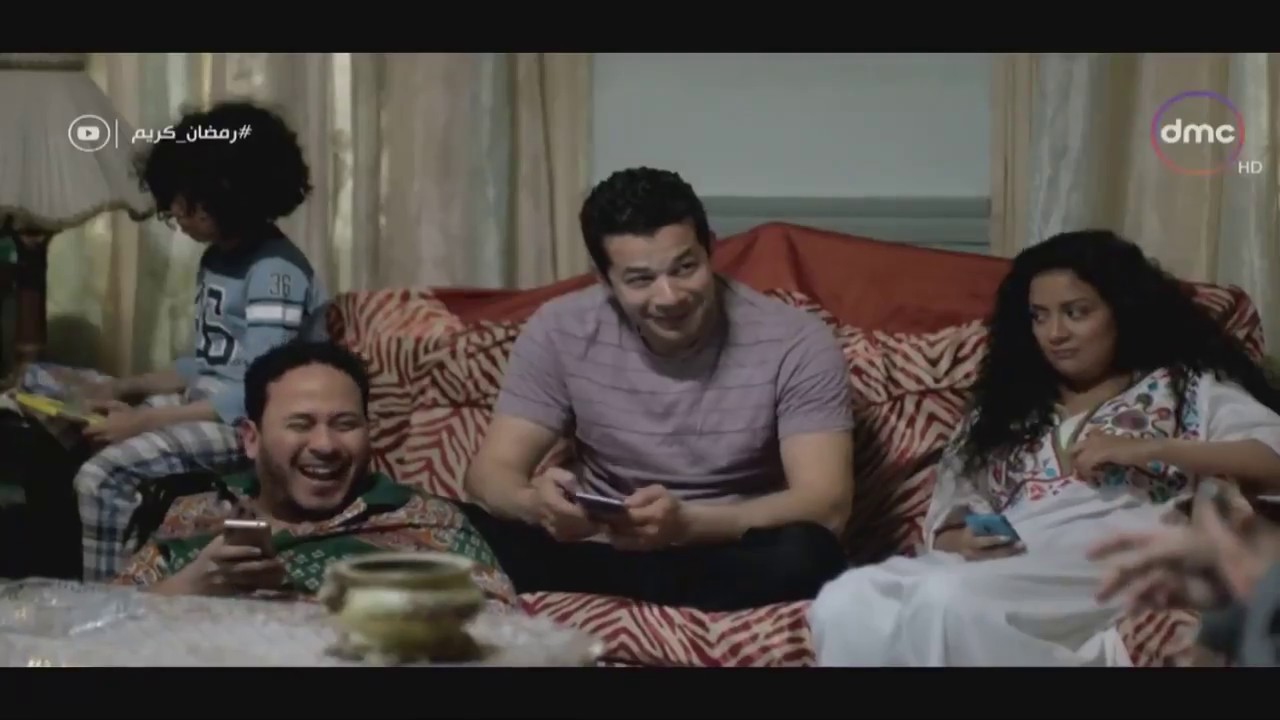 لما تكون بتلعب في التليفون انت وأخواتك وفجأة يدخل عليك أبوك /-  مسلسل رمضان كريم