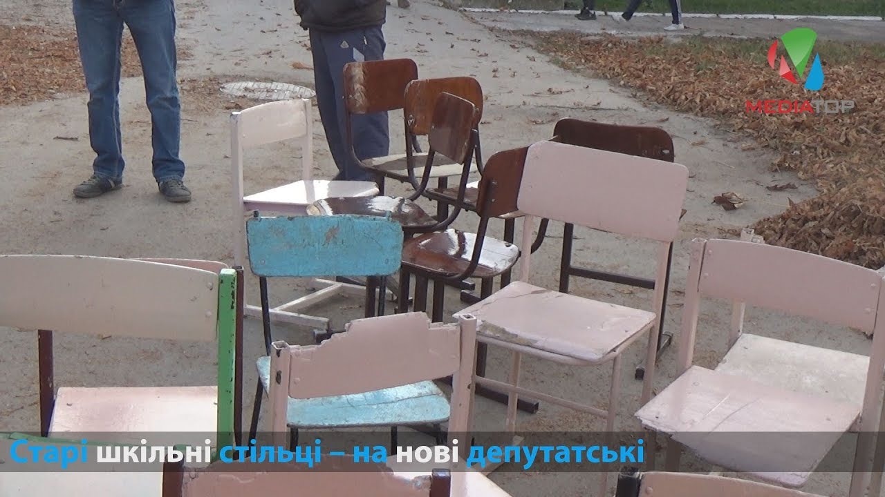 У Почаївській школі близько двохсот учнів сидять на поламаних стільцях