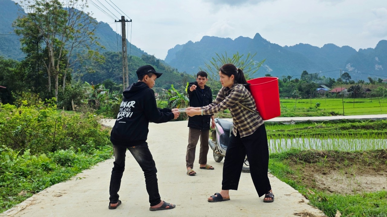 The struggle between Dung and the thief to get back her lost money.