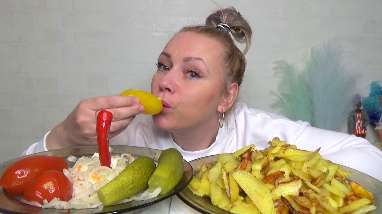 МУКБАНГ ЖАРЕНАЯ КАРТОШКА ,СОЛЕНЬЯ ДОМАШНИЕ, КАПУСТА КВАШЕННАЯ///Mukbang еда на камеру/ не АСМР.