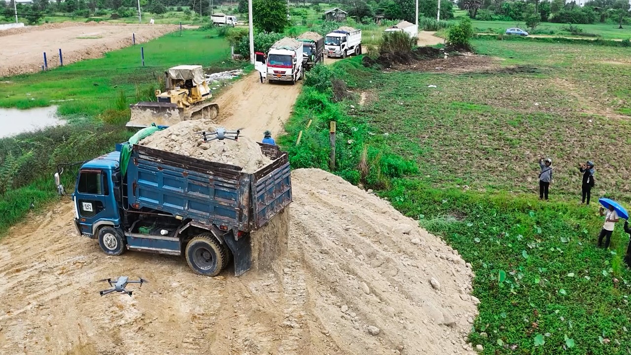 Best Team 6-Wheel Dump Trucks Dumping Soil With Bulldozer Push Into Huge Size Land Area