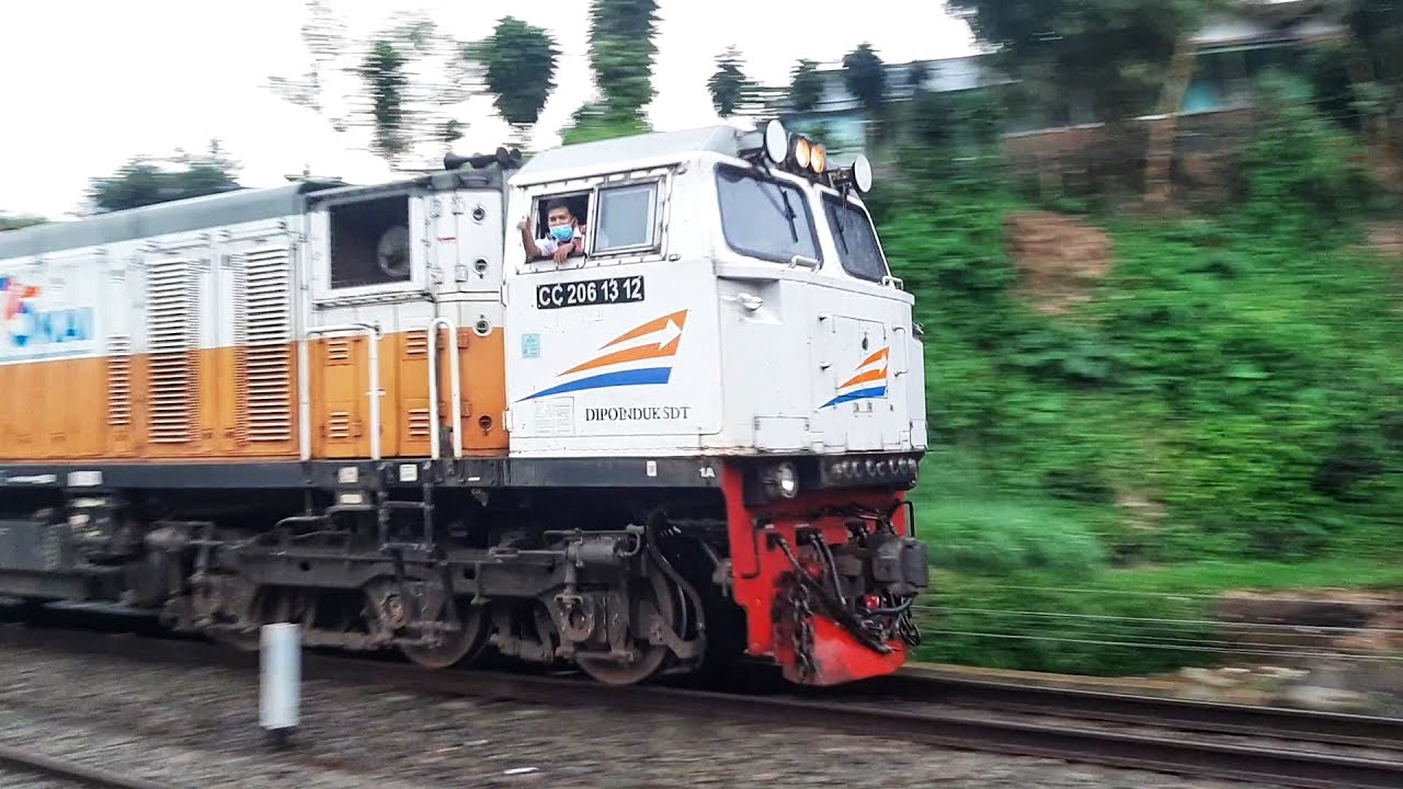 MASINIS KASIH KEDIPAN LAMPU LOKOMOTIF + LAMBAIAN TANGAN ! Hunting Kereta Api Sampe Hujan Turun.