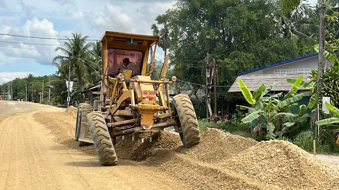 Grader CAT 12G ล้มกองหินคลุก มิกซ์หินคลุก+ปูหิน #สุชาบดีก่อสร้าง
