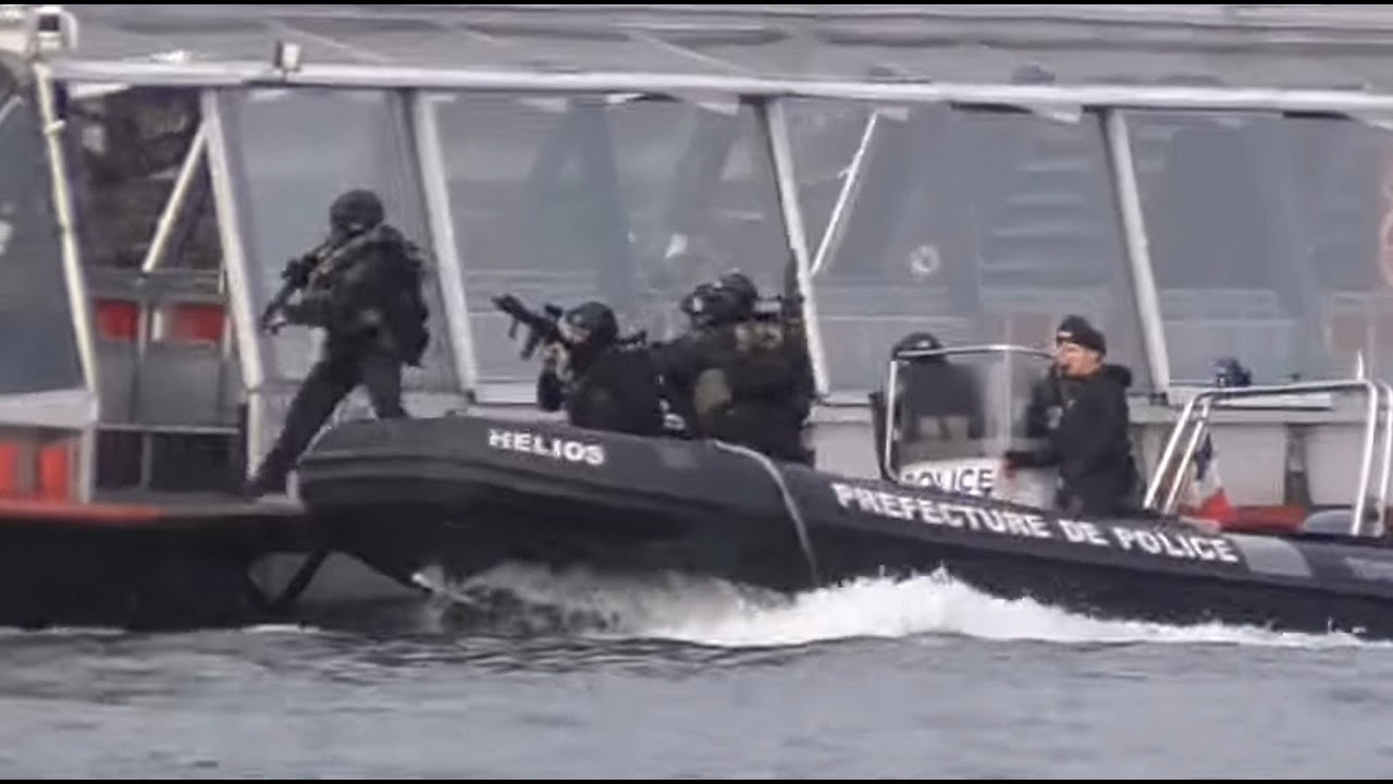la police prend d'assaut un bateau à Paris