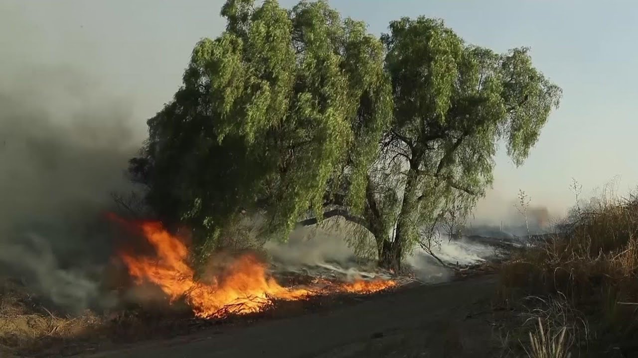 Firefighters, residents battle Simi Valley wildfire