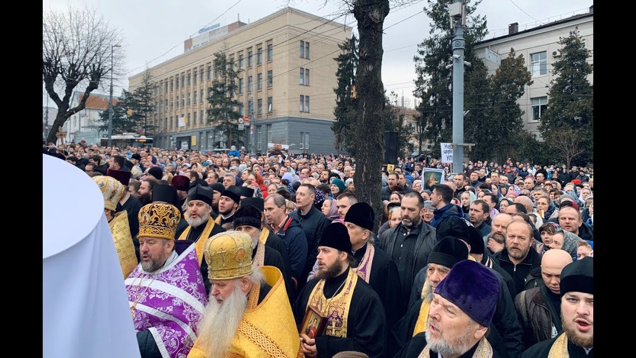«Символ віри» вірян УПЦ біля захопленого розкольниками Спасо-Преображенського собору