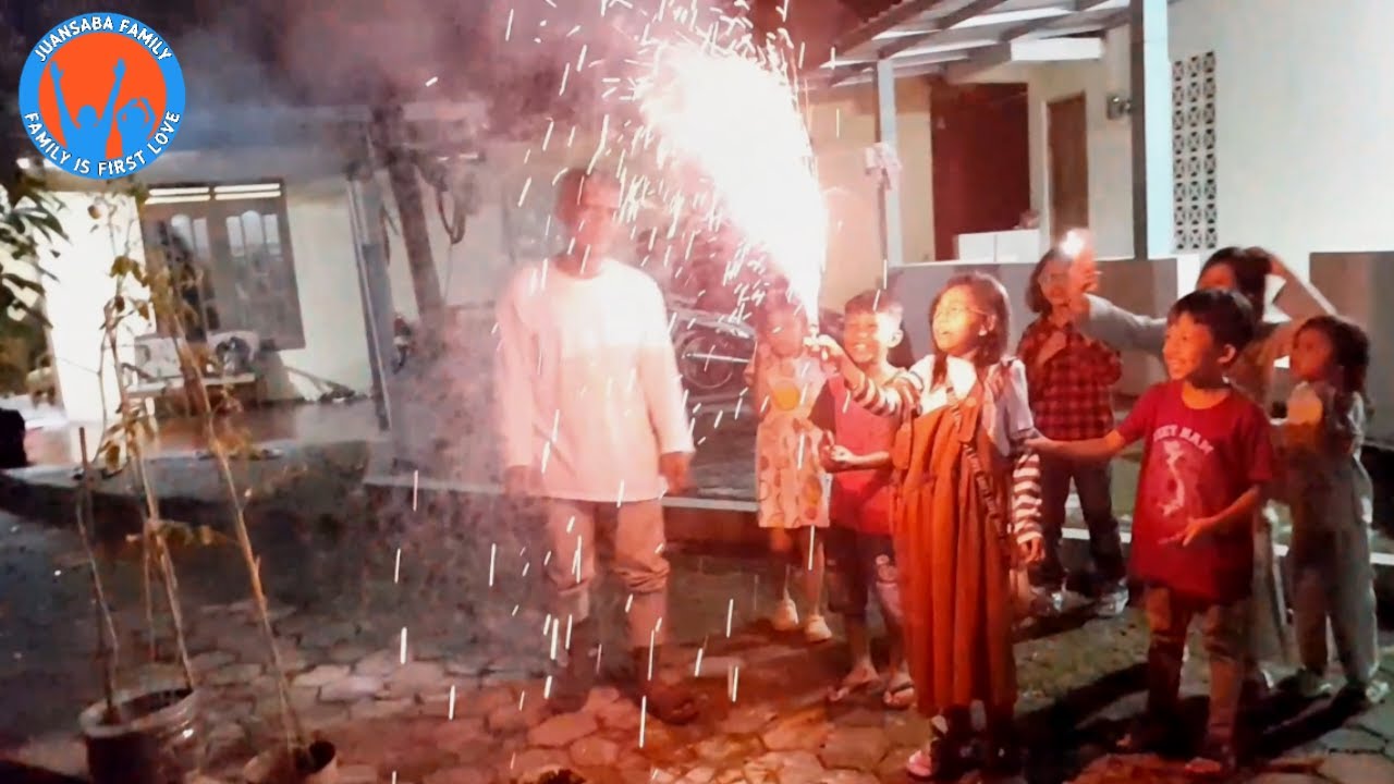 Bermain Kembang Api | Di Rumah Kakek Di Yogya