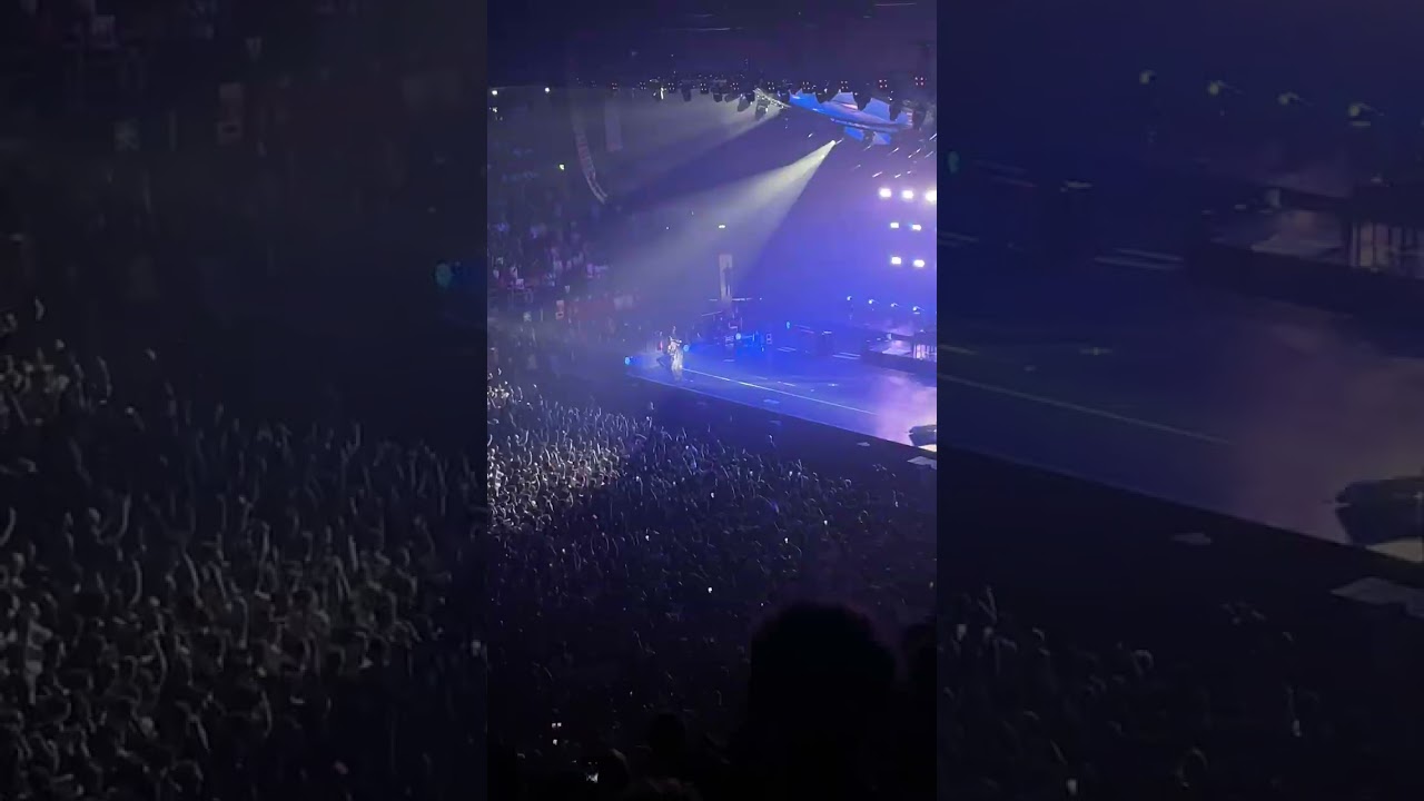 Lazza spoilera il suo nuovo singolo in live