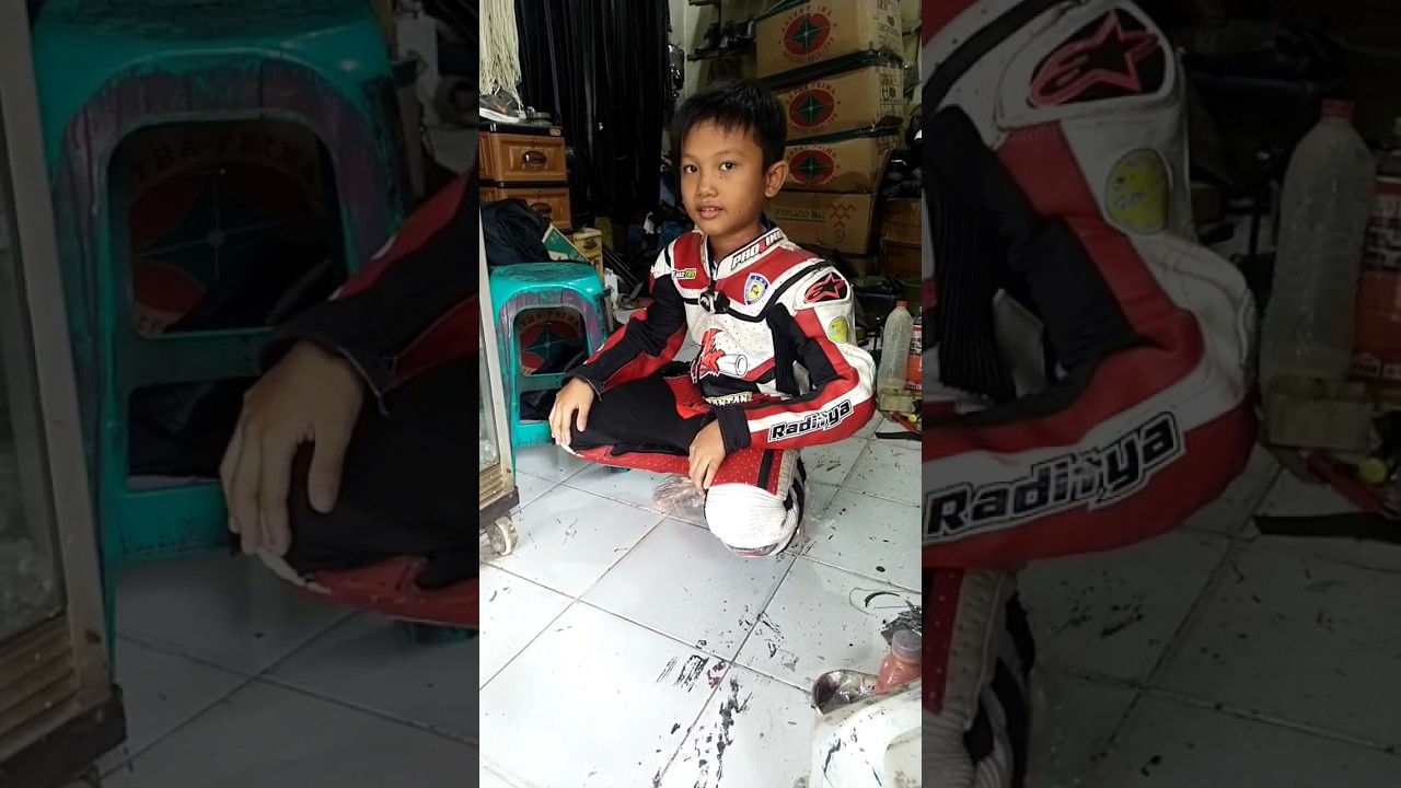 ayah.,..aku harus jadi pembalap ,, wearpack balap ku tidak nyaman di pakainya ..#wearpack balap
