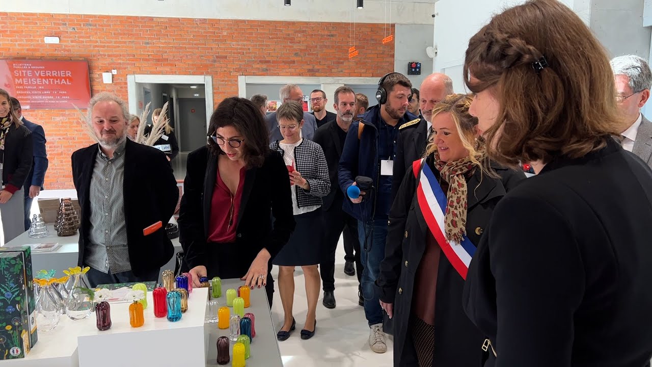 La ministre de la Culture visite le site verrier de Meisenthal, une référence pour la France