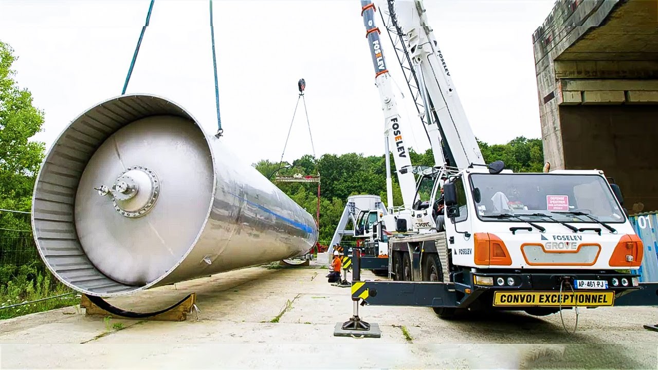 THEMIS fuel tank raised vertically, first reusable demonstrator - ArianeWorks / ArianeGroup / CNES