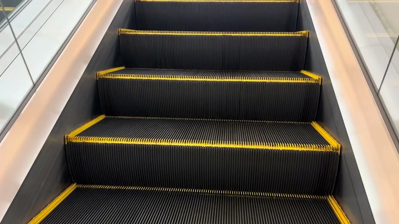 「日立電扶梯」新光三越台南中山店電扶梯（10～11樓） Escalator from 10F to 11F, Shin Kong Mitsuoka Tainan Zhongshan Store