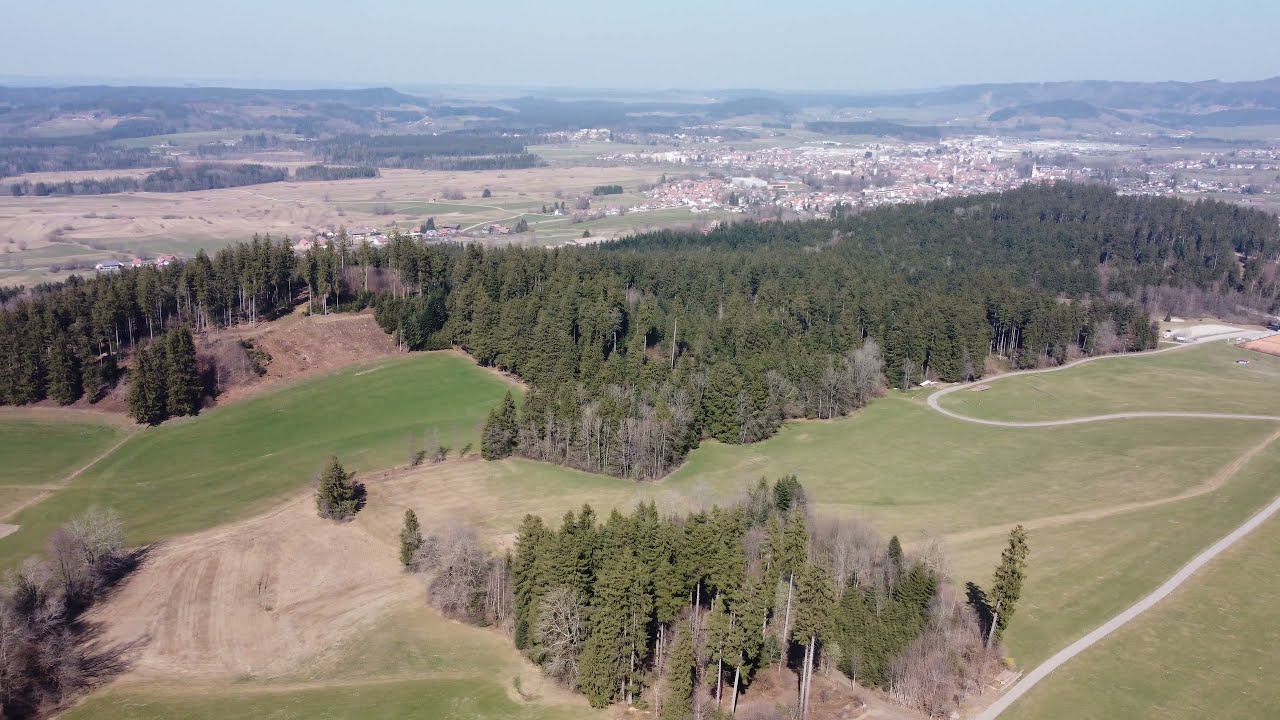 Isny im Allgäu [ 700 NHN ] März 2022 mit südlichem Umland. Drohne DJI Mini2 in 4 K . 2:40  Rückflug.