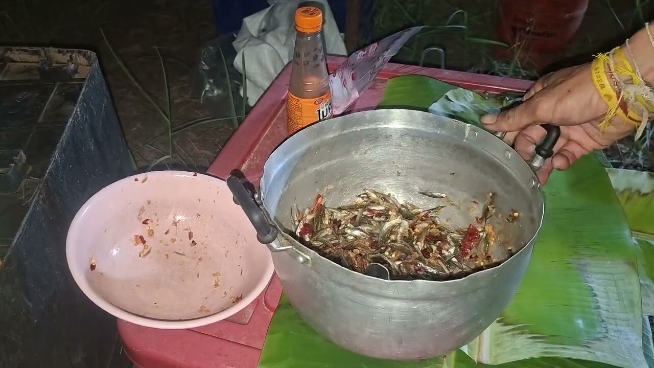หมกปลาซิวทรงเครื่องห่อใบตองย่างเตาถ่านกันครับ