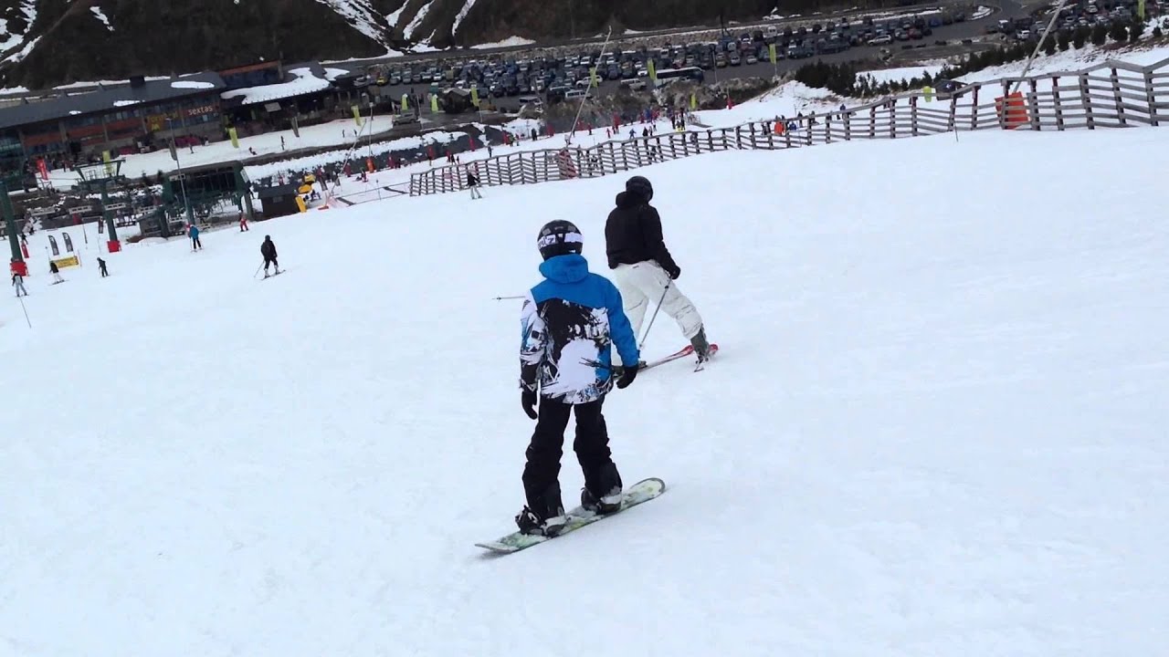 Bajada snowboarding al final de la pista Selva en Formigal