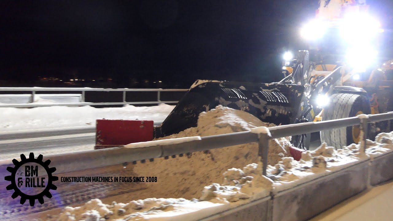 Volvo L90H Clearing Snow banks on a bridge with a flipperbucket (Multiskopa)
