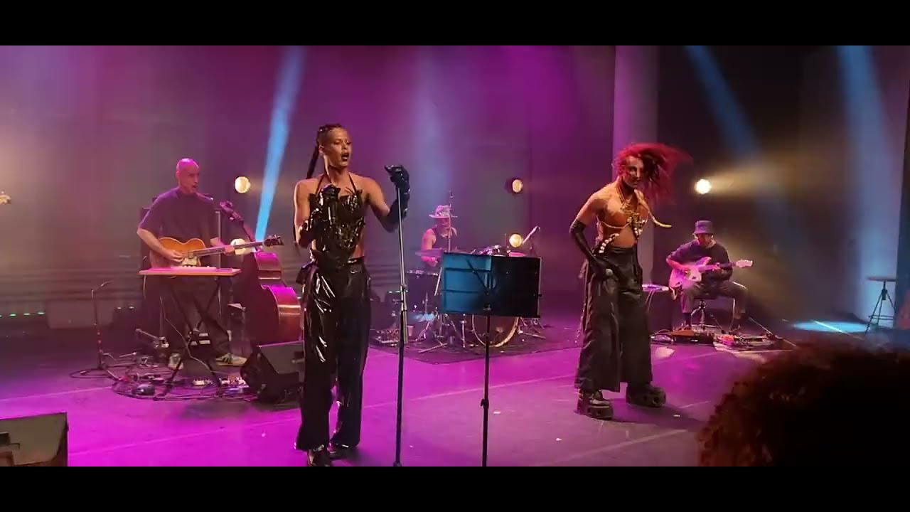 Giovani Cidreira e Linn da Quebrada - O Vira / Amor @ SESC 24 de Maio