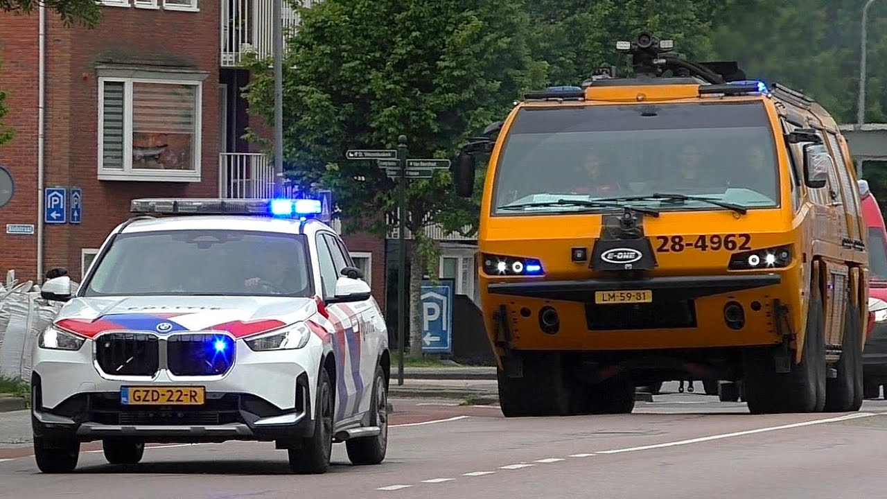 Crashtender 28-4962 Brandweer Eindhoven Airport onder Politie begeleiding onderweg naar Volendam
