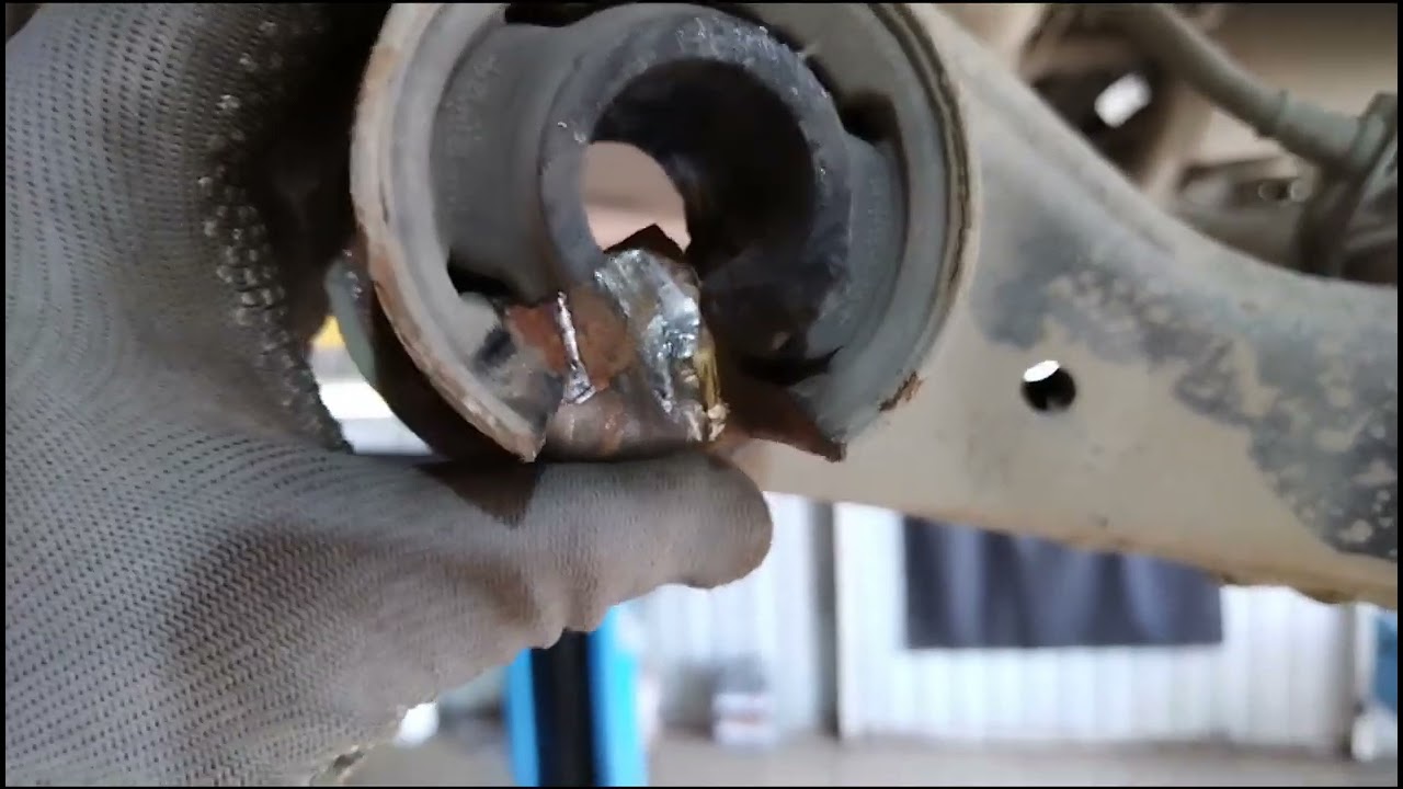 Hyundai Solaris replacement of the silent block of the rear beam in 30 minutes using a saber saw ...