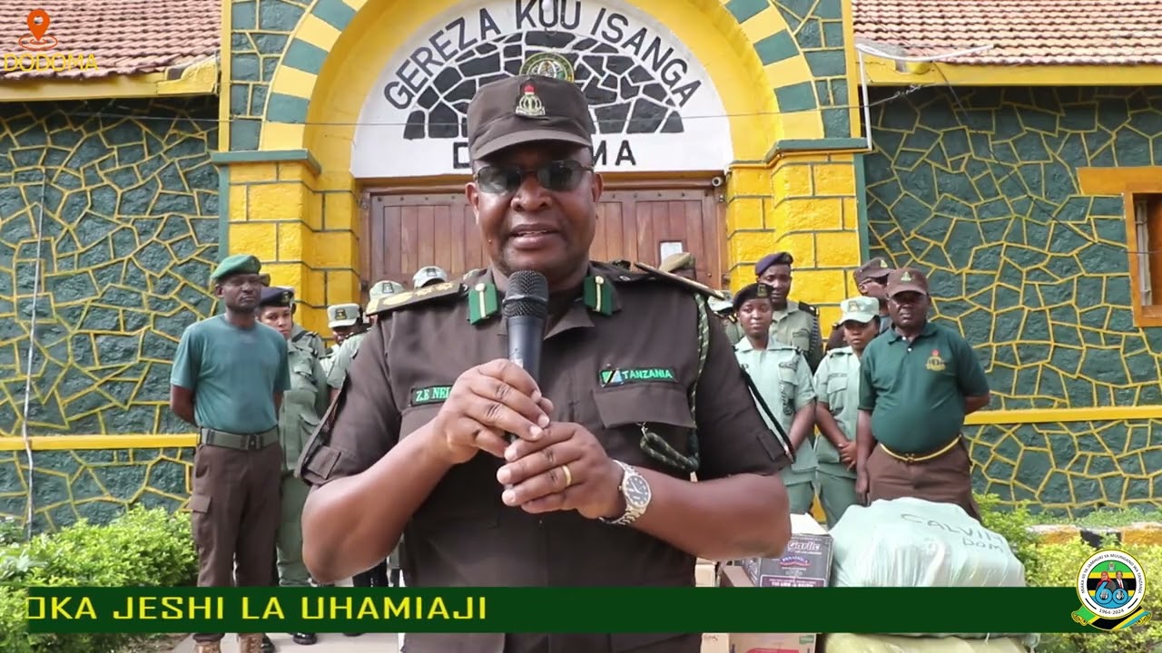 MKUU WA GEREZA ISANGA, ACP. NELIGWA, APOKEA MSAADA WA MAHITAJI YA WAFUNGWA KUTOKA JESHI LA UHAMIAJI