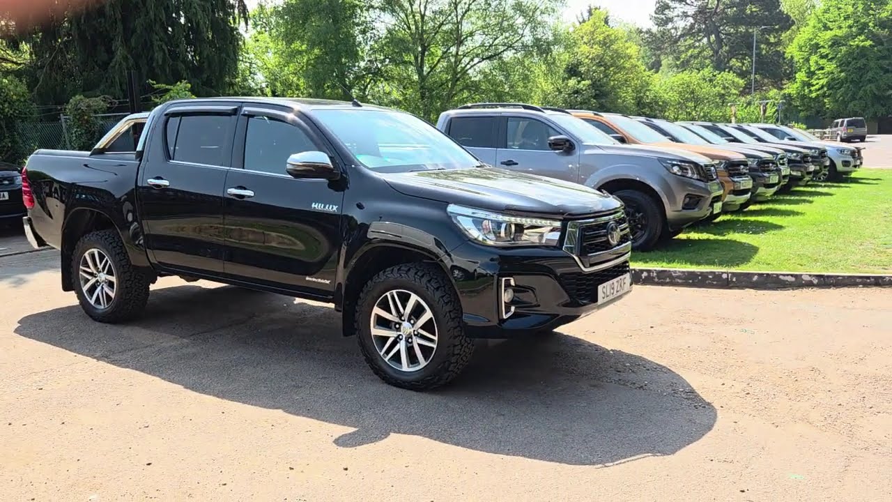 TOYOTA HILUX INVINCIBLE X