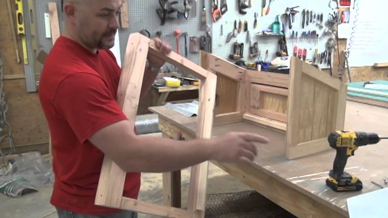 Egg hutch assembly