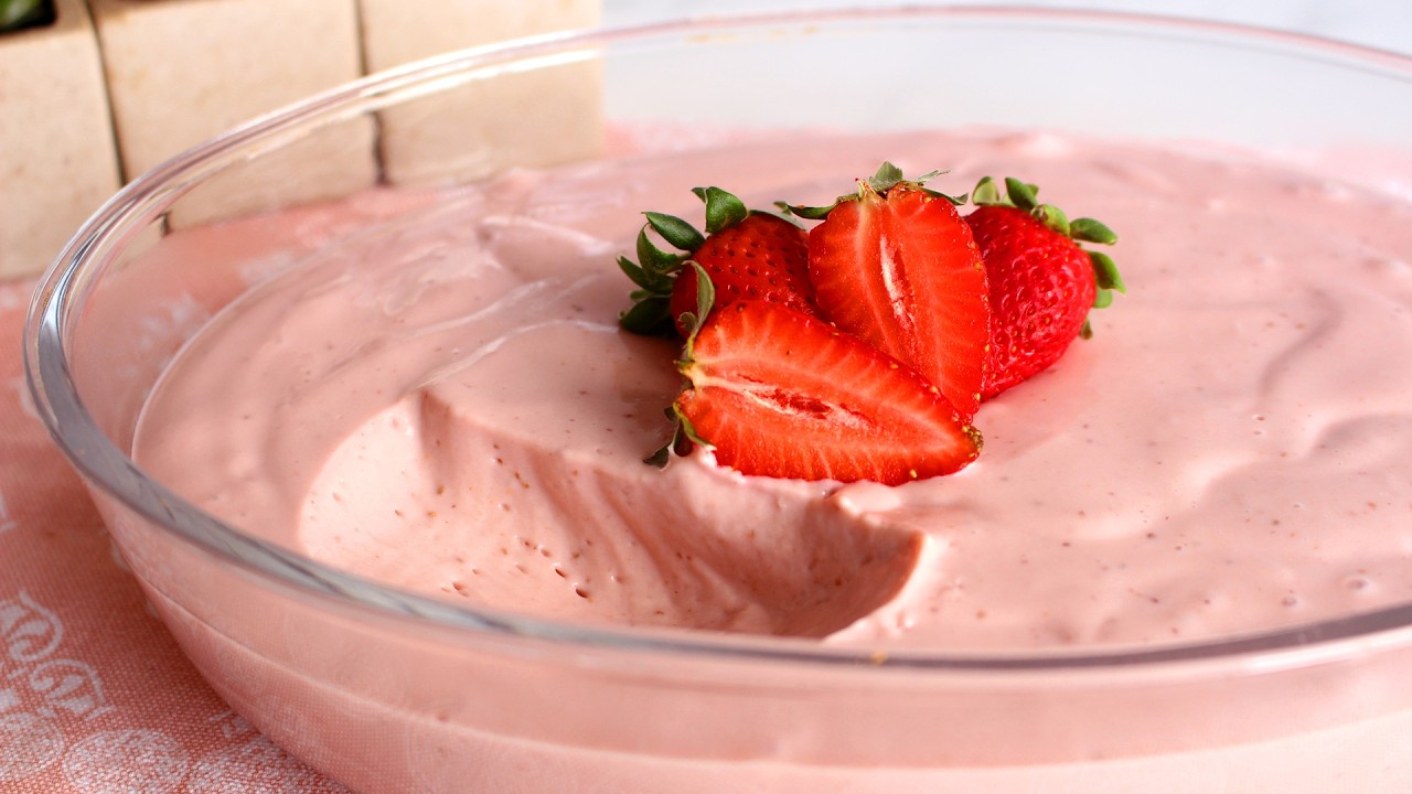 MOUSSE DE MORANGO COM FRUTA - RECEITAS QUE AMO