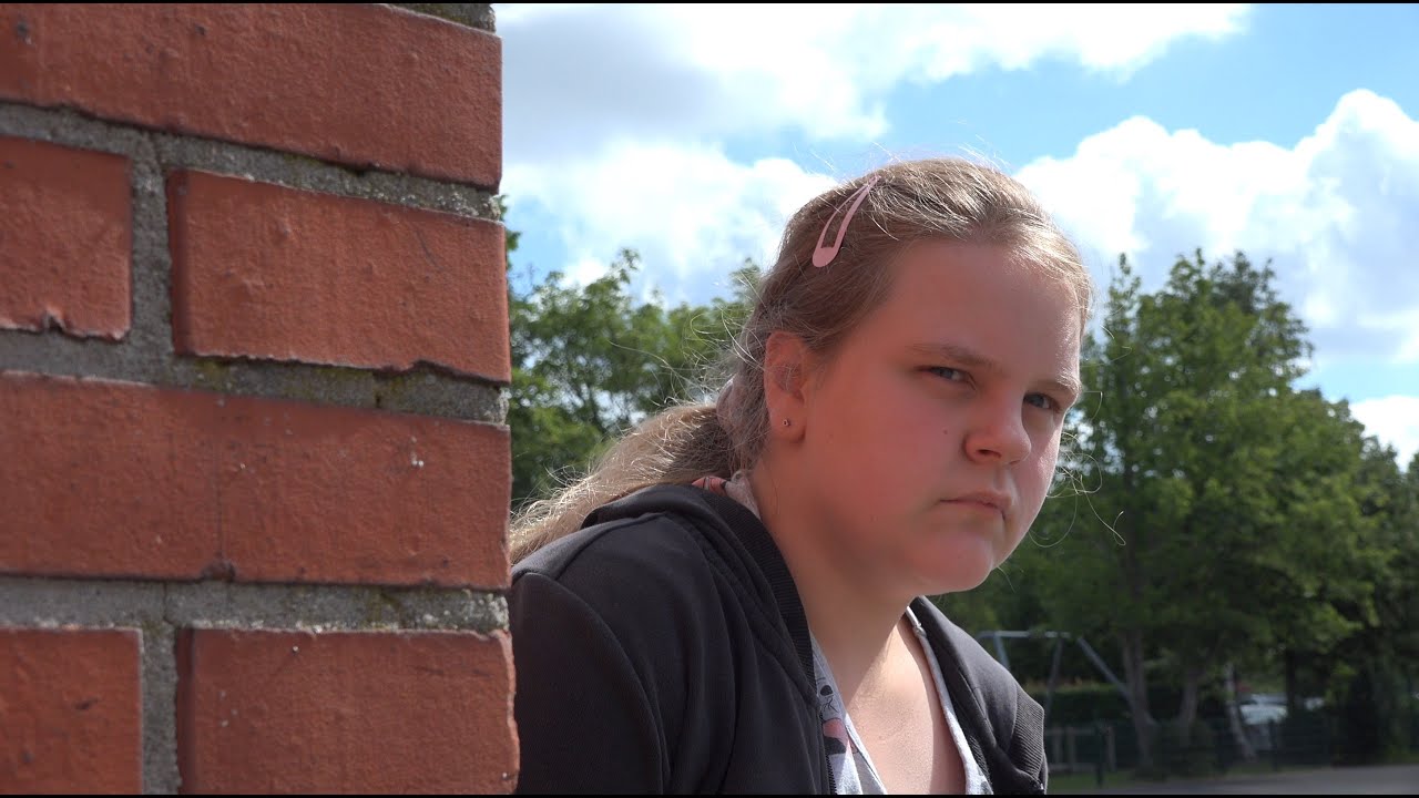 Mädchen mit vergessenem Handy. Projekt Aktion Mensch.