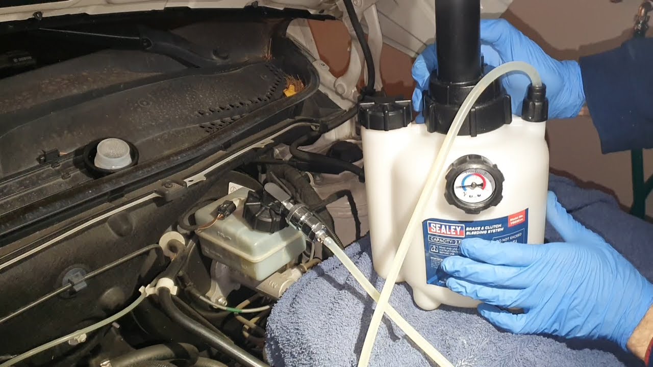 Come cambiare il liquido freni, guida completa - Mercedes Classe B (w245/169).